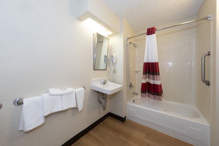 Deluxe Double Bed Accessible (1 of 15)
