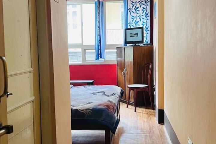 Room 9 of 28