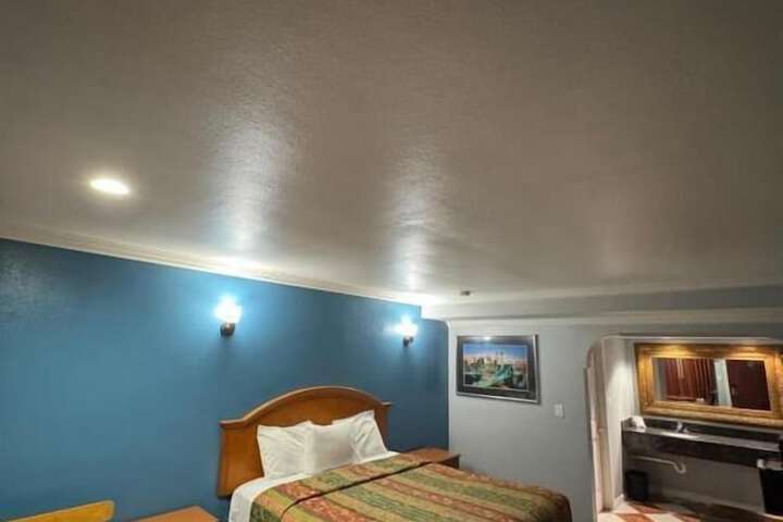 Room 17 of 36