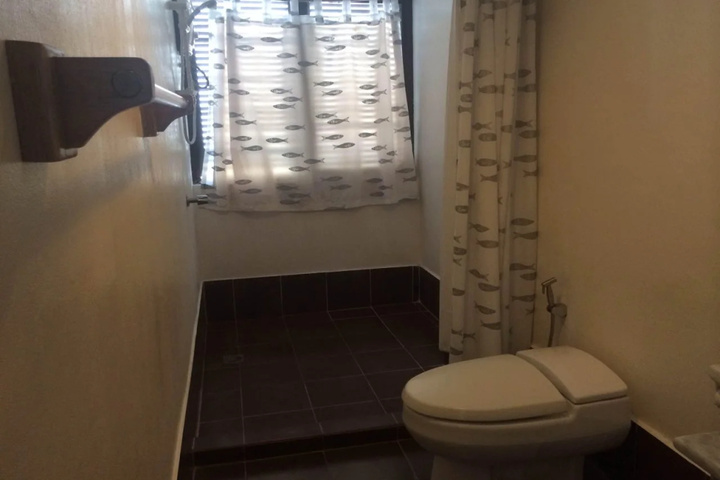 Room 6 of 12