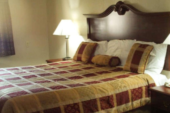 1 King Bed (3 of 13)