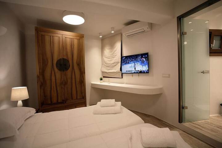 Room 2 of 12