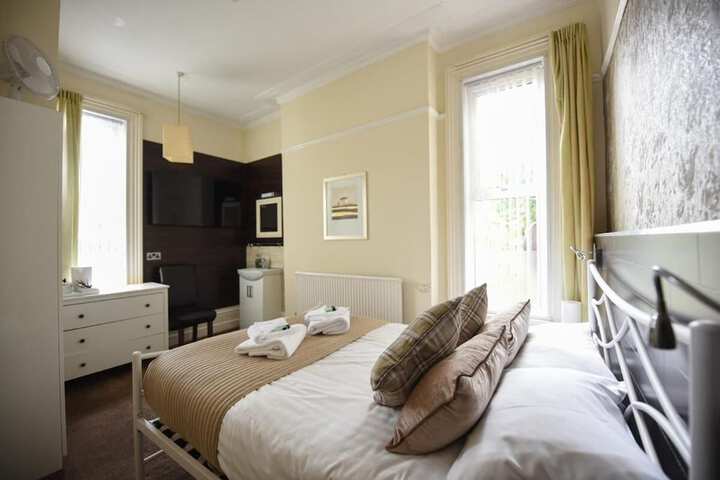 Room 11 of 28