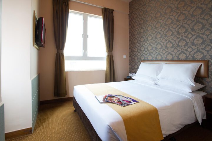 Room 9 of 25