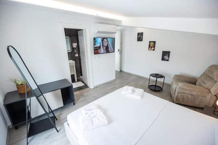 Room 4 of 11