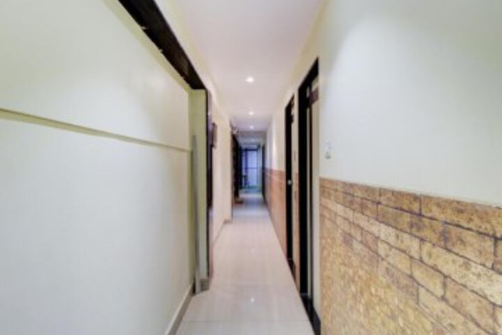 OYO 77255 Hotel Royal Plaza