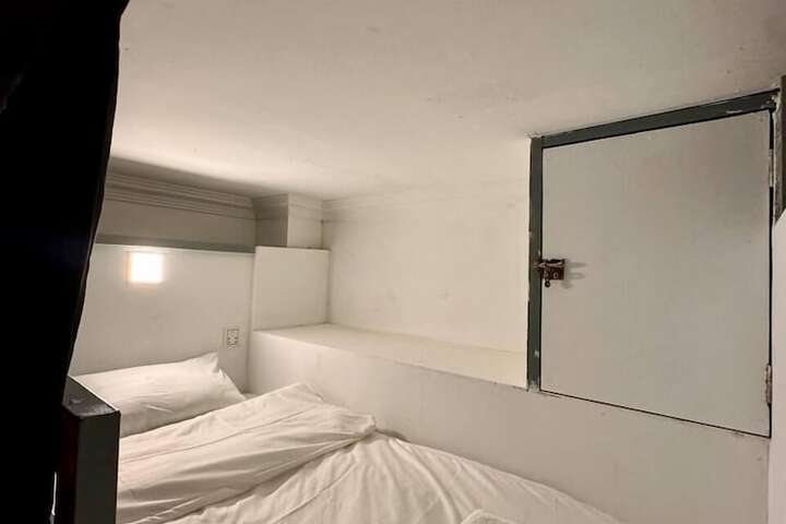 Room 7 of 18
