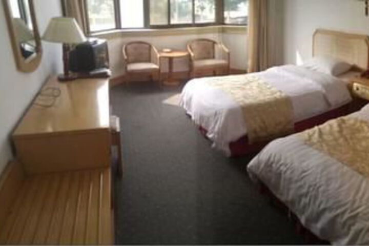 Room 11 of 16