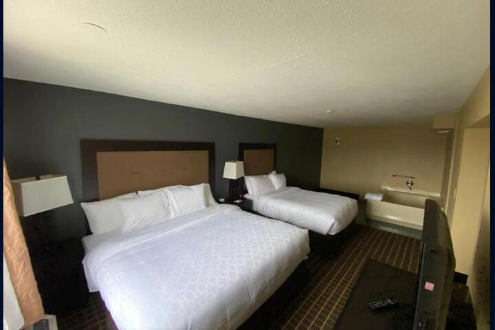 2 Queen Beds (3 of 8)