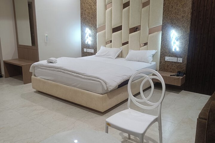 Room 10 of 19