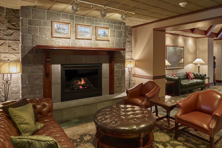 Lobby lounge