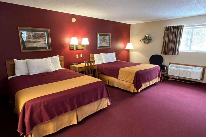 1 Queen Bed (3 of 12)