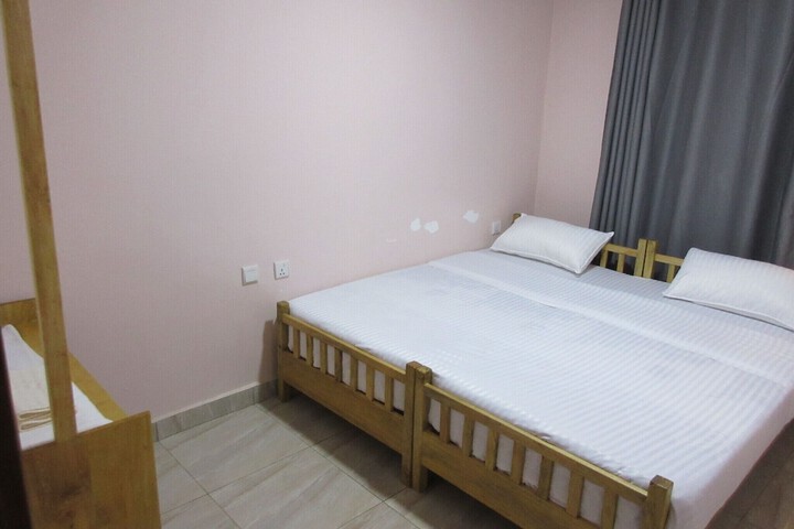 Room 2 of 33
