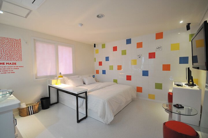 Room 13 of 32