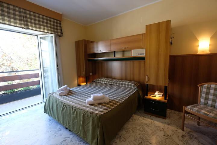 Room 9 of 18