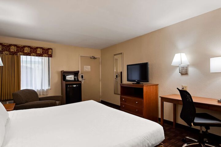 1 King Bed High Speed Internet Accessible Microwave, Refrigerator, Continental Breakfast (11 of 14)