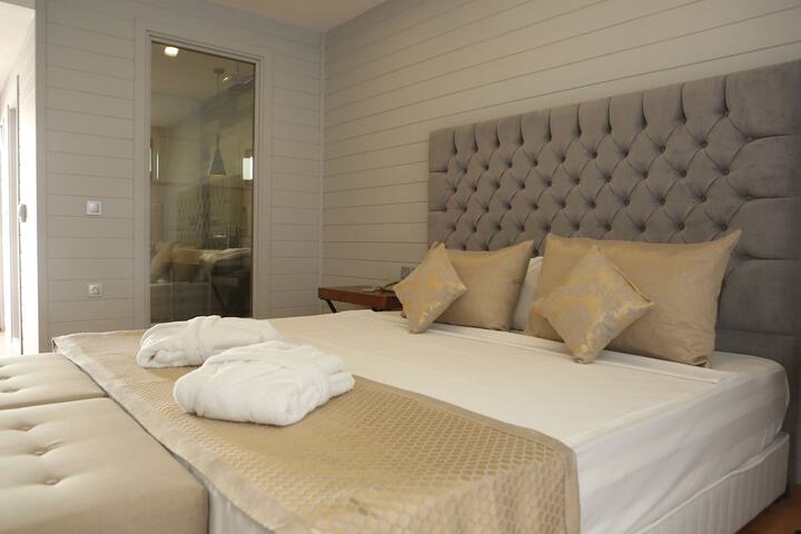 Room 3 of 71