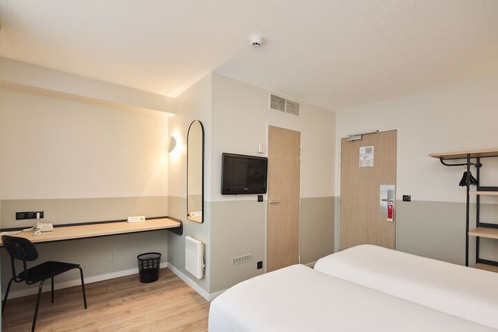 Room 4 of 48
