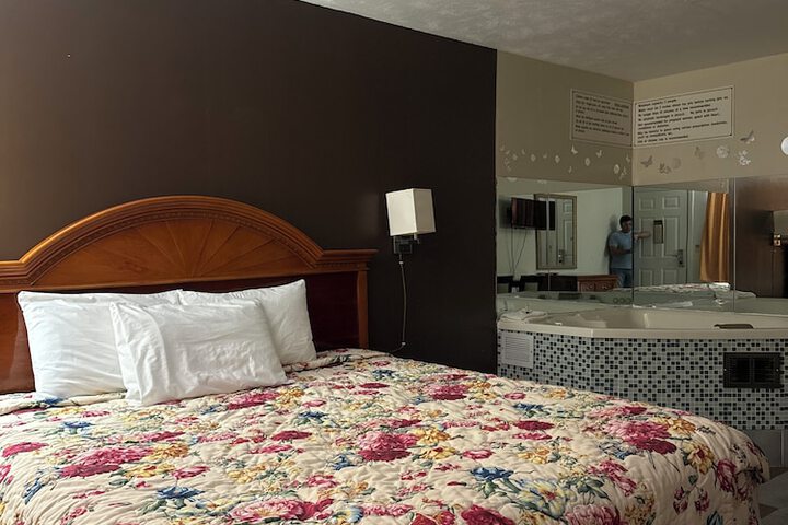 Room 8 of 28