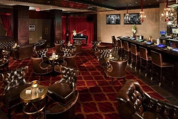 Lounge 44 of 57