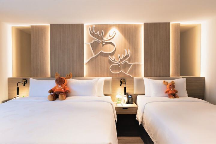 Room 43 of 136
