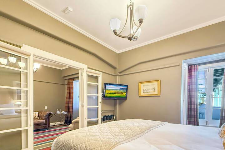 Room 28 of 87