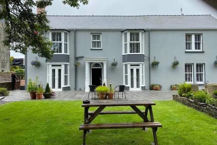 OYO Lamphey Hall