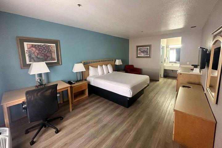 1 Queen Bed Mobility Hearing Impaired Accessible Room (3 of 6)