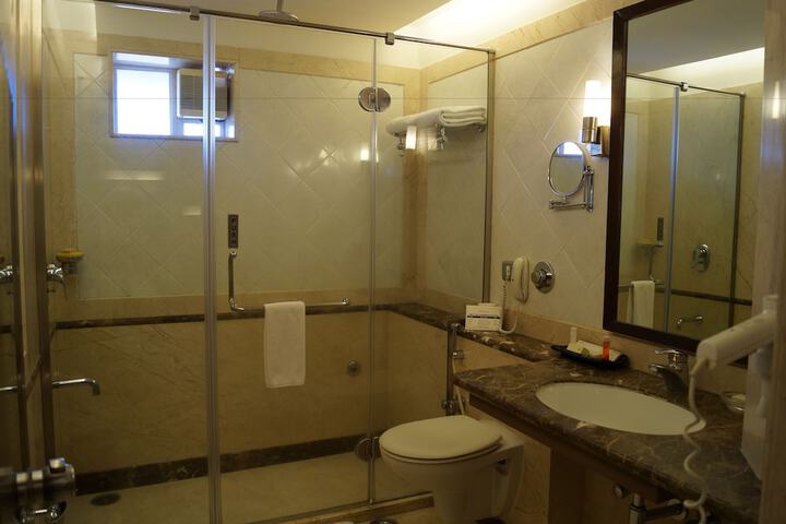Room 43 of 76