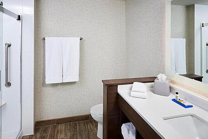 Standard 2 Queen Beds Accessible (3 of 6)