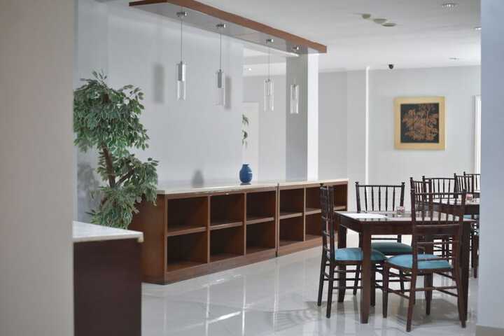 Dining 26 of 33