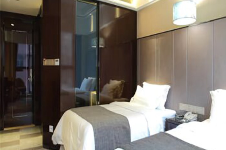 Room 5 of 8