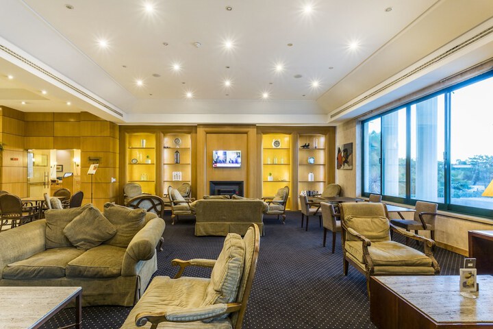 Lounge 70 of 87