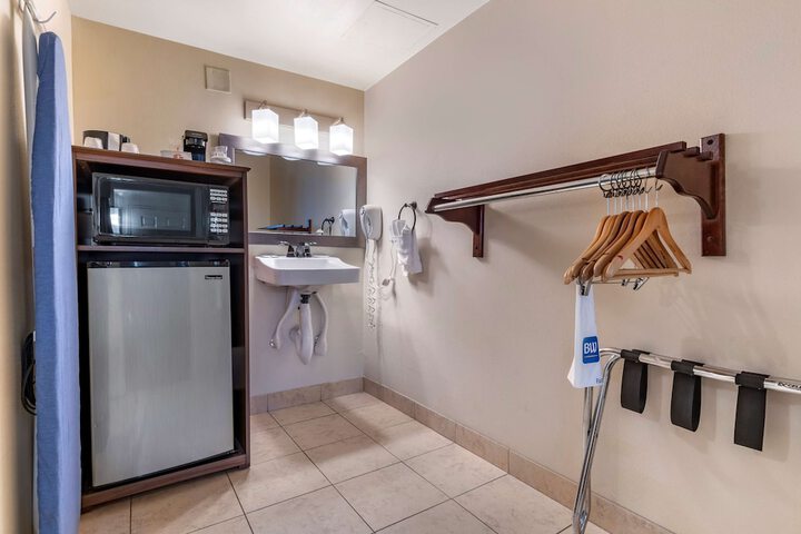 2 Double Beds Microwave and Refrigerator WiFi Full Breakfast (3 of 13)
