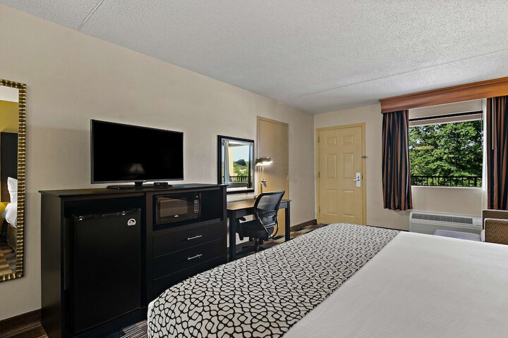 1 King Bed Microwave and Refrigerator WiFi Continental Breakfast (18 of 26)