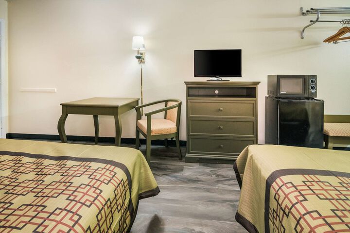 2 Queen Beds (7 of 8)