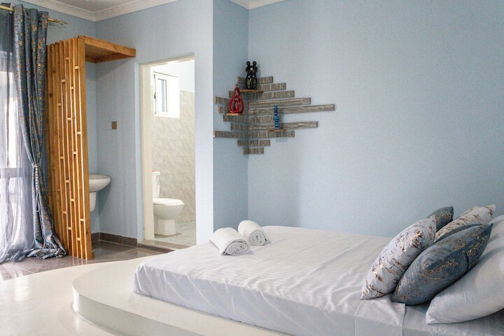 Room 2 of 7