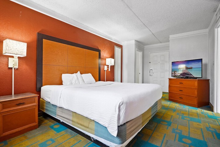 1 King Bed Mobility Hearing Impaired Accessible Room (16 of 22)