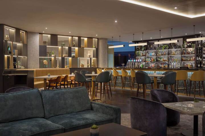 Lounge 105 of 192