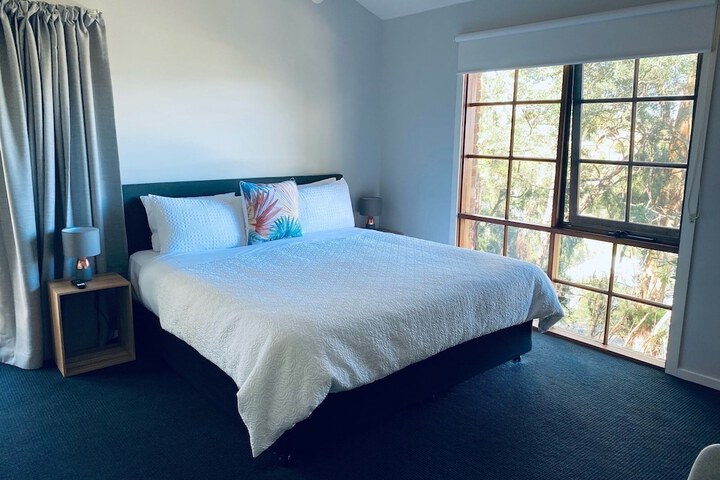 Room 4 of 16