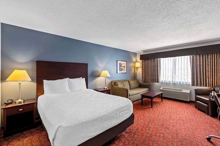 1 Queen Bed (8 of 10)