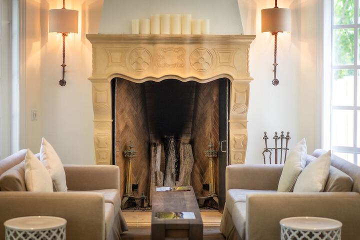 Lobby lounge