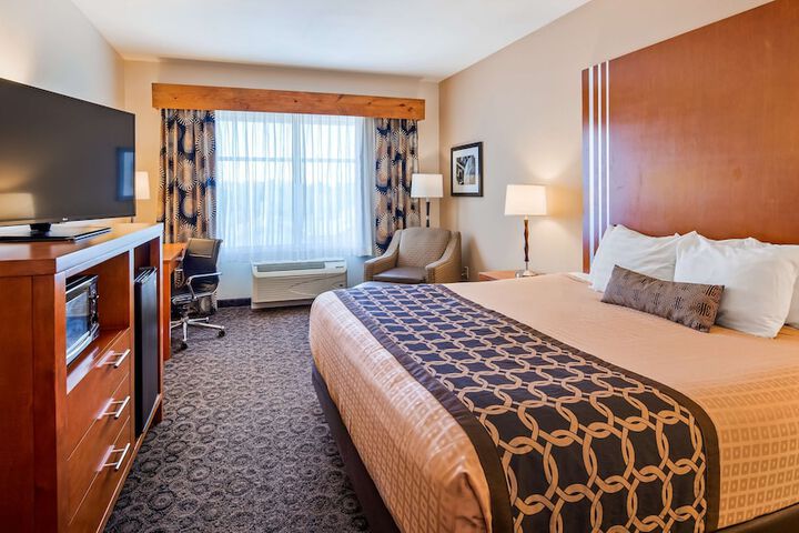 1 King Bed Microwave, Refrigerator WiFi Shower Only Full Breakfast (5 of 11)