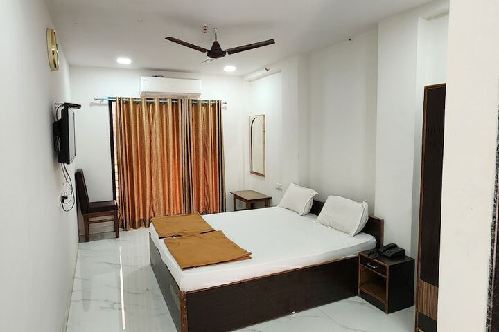 Room 5 of 9