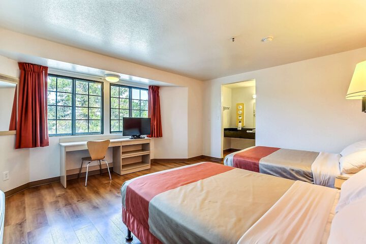 1 Queen Bed (9 of 9)