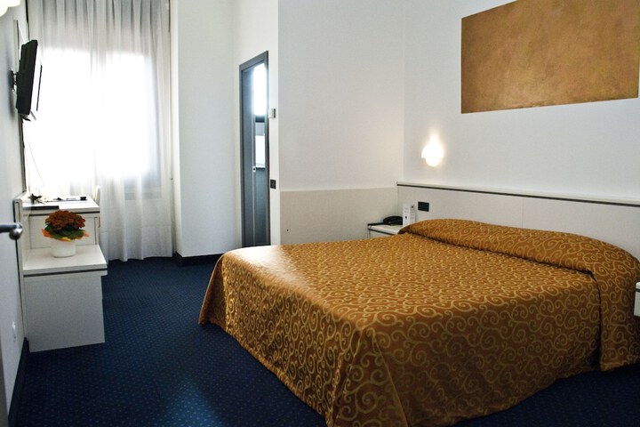 Room 8 of 86