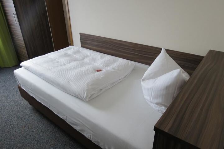 Room 17 of 39