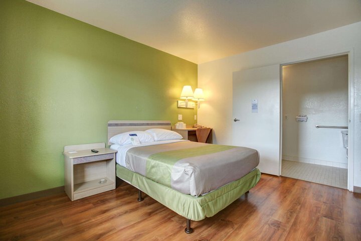 1 King Bed (3 of 10)
