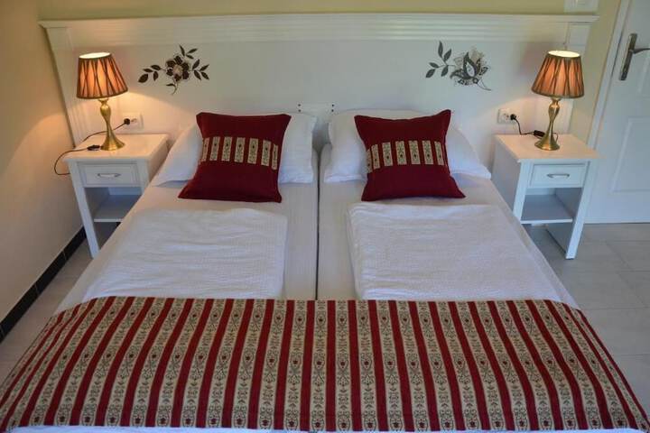 Room 10 of 28