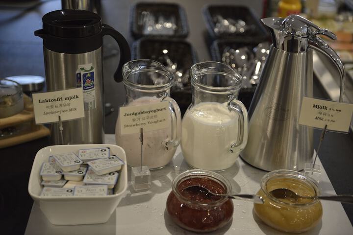 Breakfast/Coffee Service 24 of 43